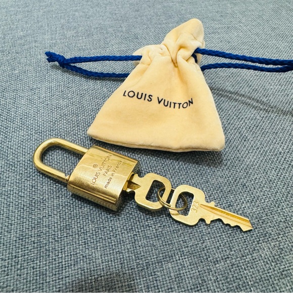 🩷Louis Vuitton Gold Padlock with Key - Picture 2 of 12